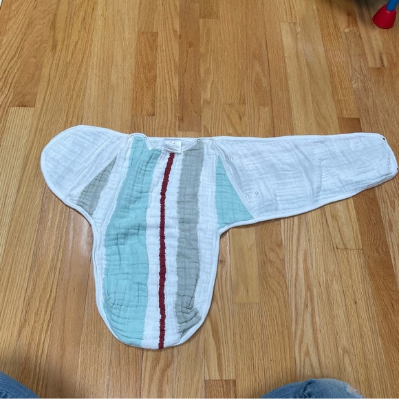 Aden + Anais muslin cotton adjustable green/white/grey stripped swaddle 0-3mos - Picture 3 of 7